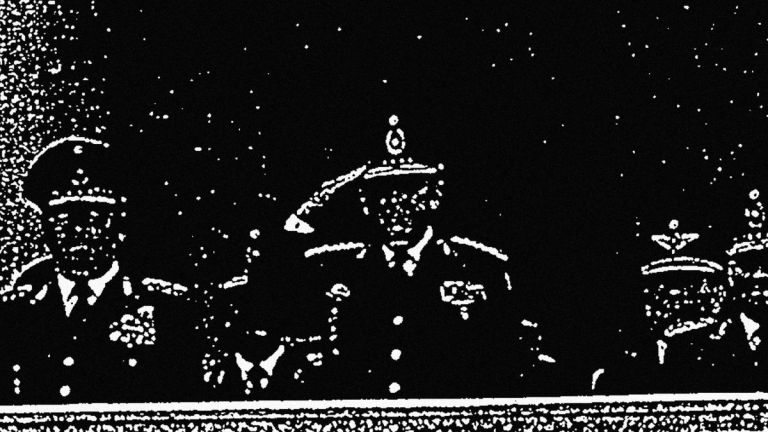 Crítica de “Bajo las banderas, el sol”: Juanjo Pereira y el poder de la imagen