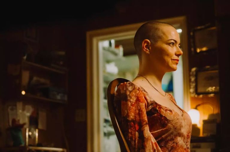 Crítica de “Bugonia”: Yorgos Lanthimos enfrenta la paranoia digital en su película más predecible