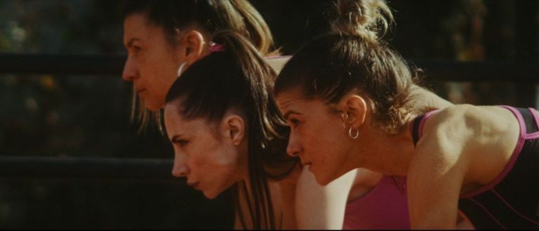 Crítica de “Desde adentro”: Sexo, drogas y aliens con Maggie Bravi