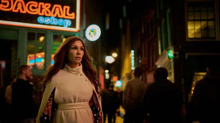 Crítica de “El imperio de Ámsterdam”: divorcio, cannabis y ambición en una comedia negra sobre el poder