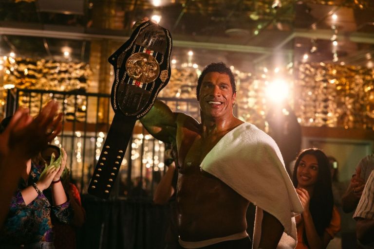 Crítica de “La Máquina: The Smashing Machine”: Dwayne Johnson y su búsqueda de conquistar el cine indie