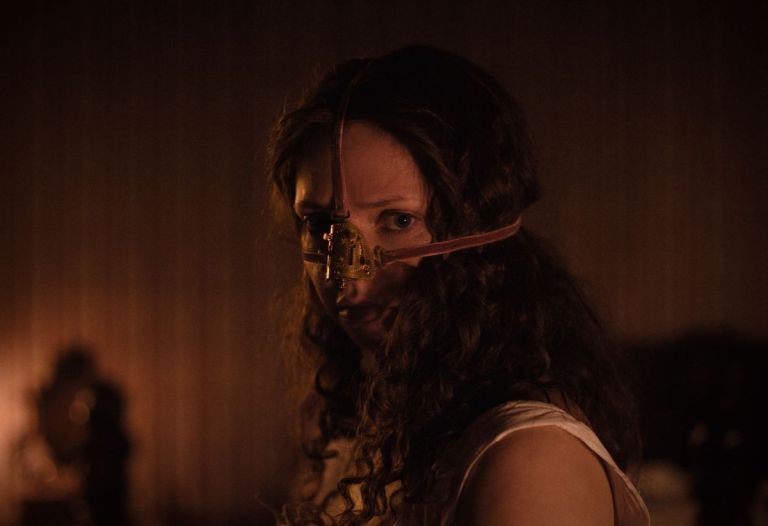 Crítica de “La hermanastra fea”: La fascinante versión 'body horror' de La Cenicienta