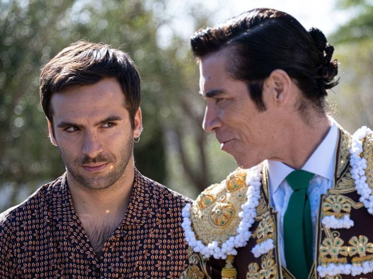 Crítica de "La suerte: una serie de casualidades": Paco Plaza y un bromance cañí entre el azar y la identidad