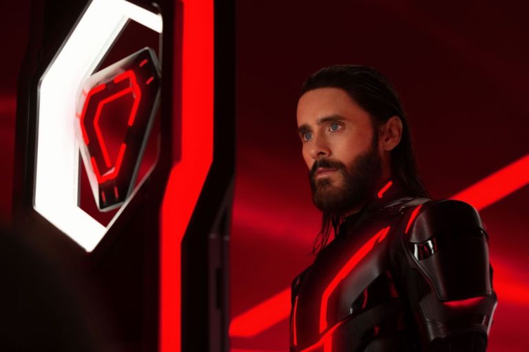 Crítica de “Tron: Ares”: Jared Leto y la personificación de la IA que anhela la permanencia