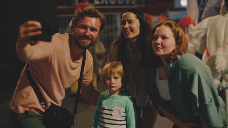 Crítica de "Under the Volcano": una familia ucraniana varada en el paraíso
