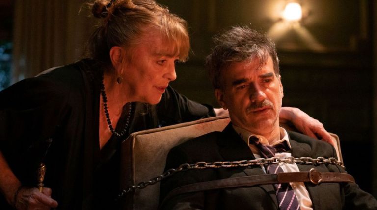 Crítica de “Vieja loca”: el duelo bajo la tormenta entre Carmen Maura y Daniel Hendler