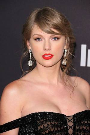 Dona Taylor Swift 100 mil dólares a niña con cáncer cerebral
