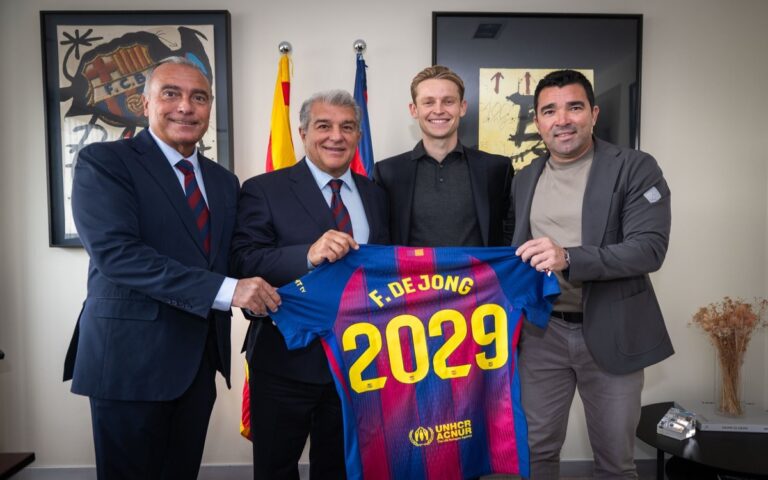 Ed Sheeran y el logo de su nuevo álbum 'Play' en la camiseta del Barça para el próximo clásico