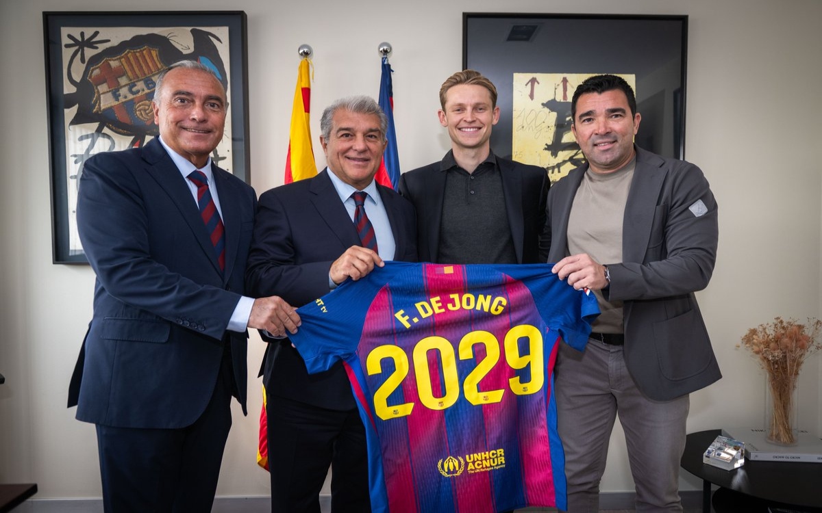 Ed Sheeran y el logo de su nuevo álbum 'Play' en la camiseta del Barça para el próximo clásico