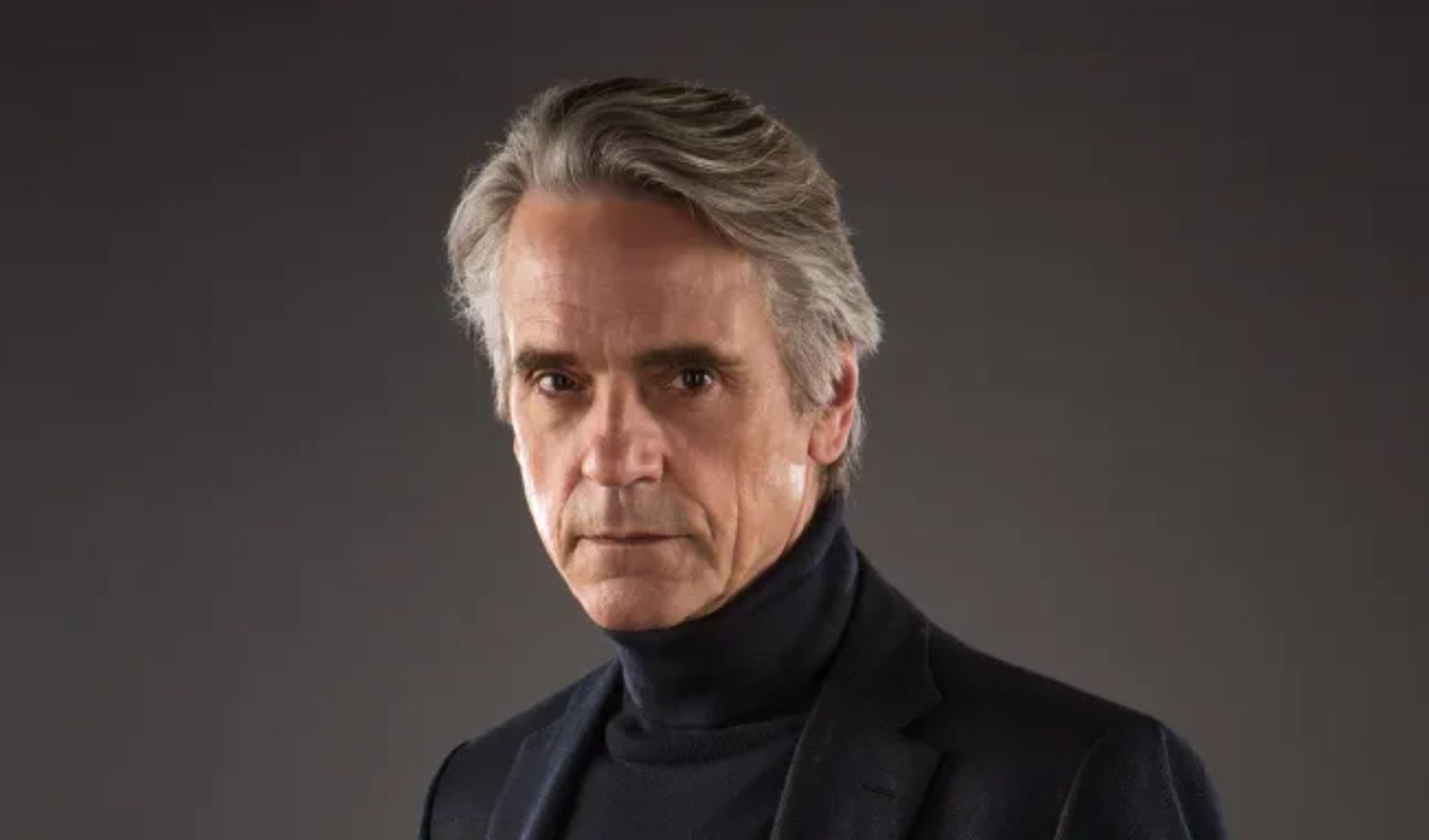 Jeremy Irons será villano junto a Henry Cavill en remake