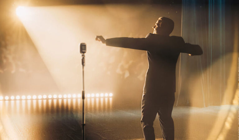 Monsieur Aznavour repasa la vida del cantante francés y su camino hacia la leyenda