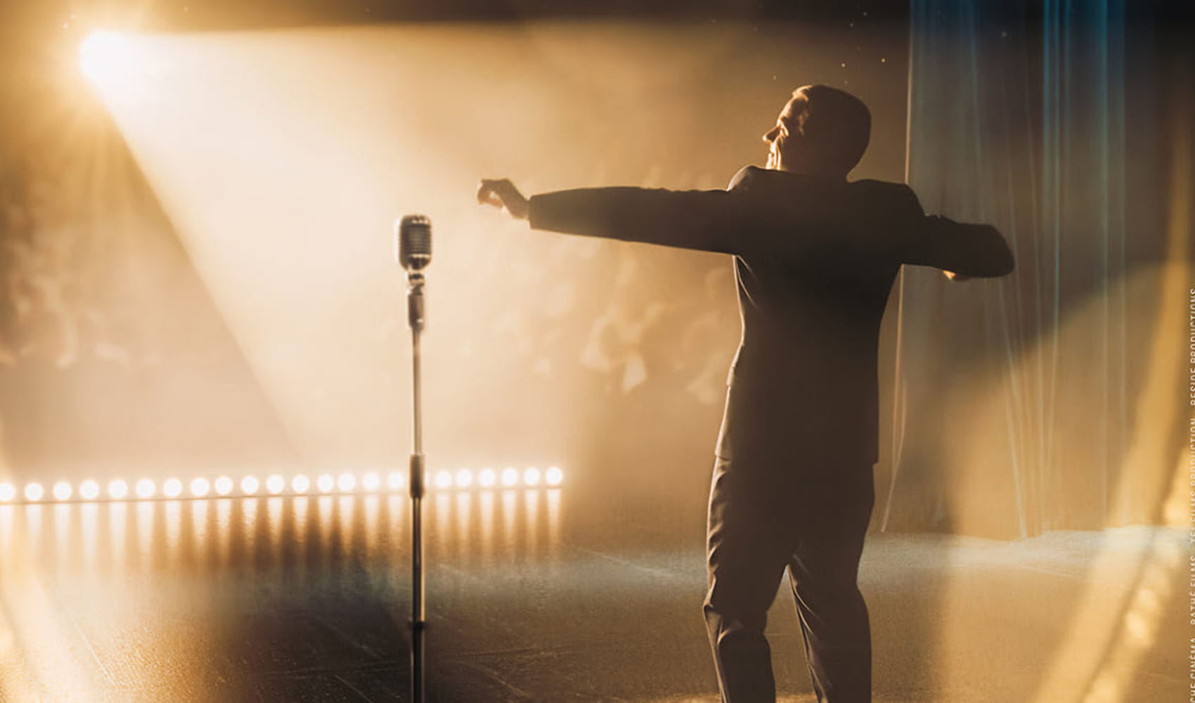 Monsieur Aznavour repasa la vida del cantante francés y su camino hacia la leyenda