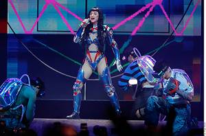 Propone fan matrimonio a Katy Perry; la rechaza por Trudeau