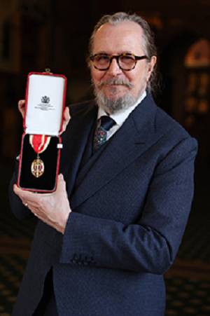 Recibe Gary Oldman título de Caballero del Imperio Británico