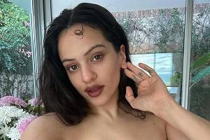 Se enamora Rosalía del pozole en su visita a México